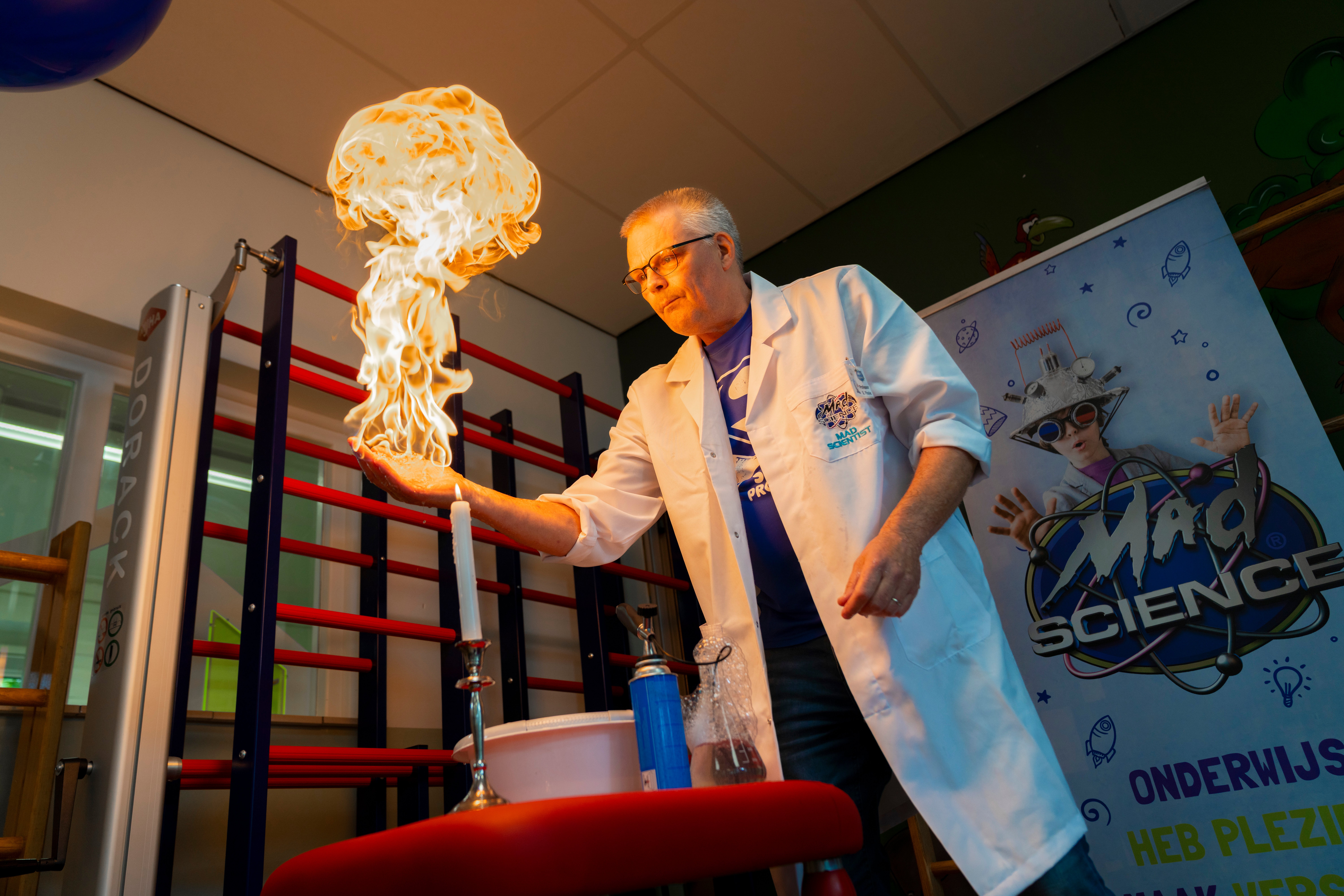 ASML Junior Academy-presentator demonstreert een vuurexperiment tijdens een wetenschapsshow. ASML Junior Academy-presentator demonstreert een vuurexperiment tijdens een wetenschapsshow.