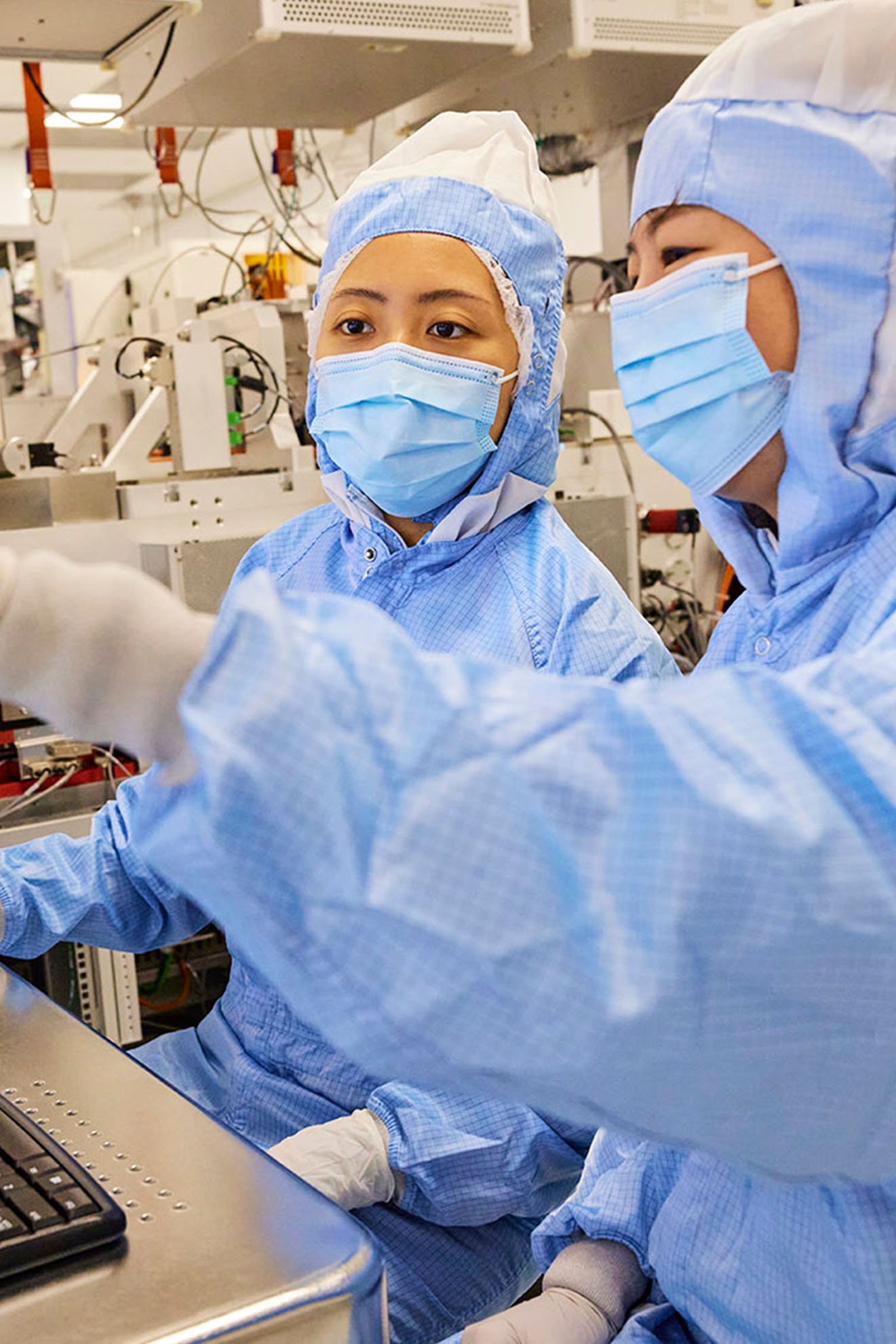 Two women work on a computer in ASML Silicon Valley. Two women work on a computer in ASML Silicon Valley.