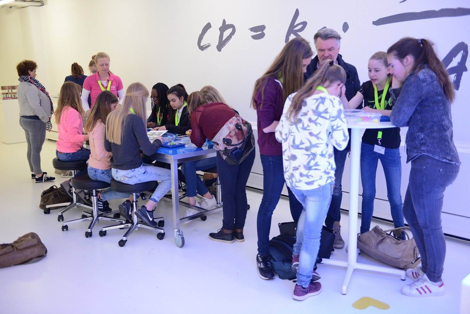 Young people visit ASML in Veldhoven’s experience center as part of STEM promotion Young people visit ASML in Veldhoven’s experience center as part of STEM promotion