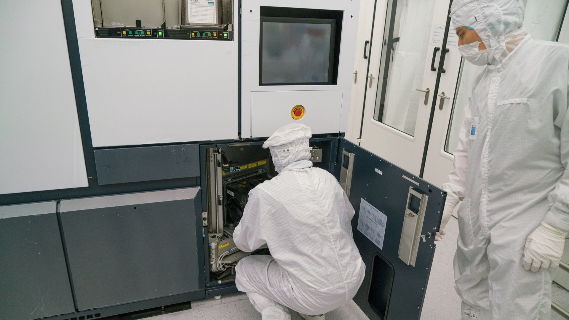 The wafer containing ASML's Guiness World Record-breaking smallest advertisement being placed into a TWINSCAN NXT:1970Ci lithography machine.