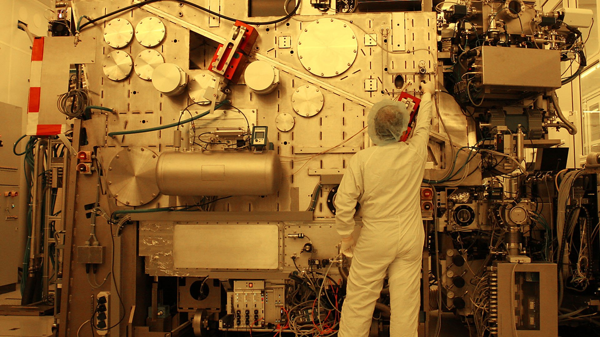 The first EUV Alpha Demo Tool, shipped in 2006. The first EUV Alpha Demo Tool, shipped in 2006.